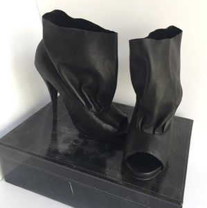 Size 8 black leather bootie